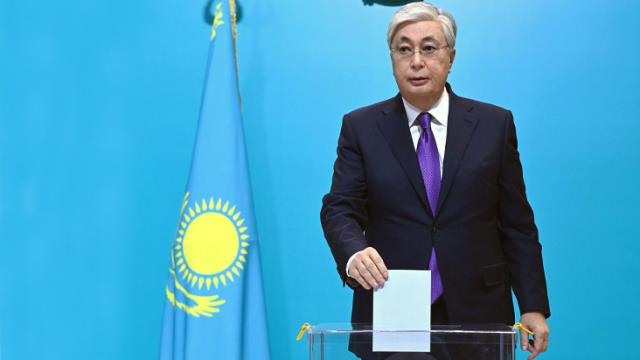 Kazakistan'daki erken cumhurbaşkanlığı seçimini ilk sonuçlara göre Tokayev kazandı