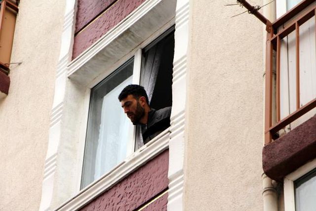 Bir garip olay! Üzerime kapıyı kitledi deyip camdan yardım istedi, evin sahipleri umrede çıktı