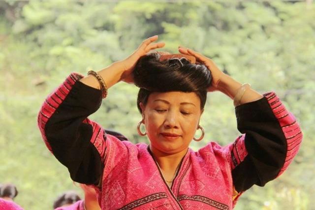 Çin'de saç uzunluğu 2.7 metre olan kadın internette viral oldu Çin'de saç uzunluğu 2.7 metre olan kadın internette viral oldu