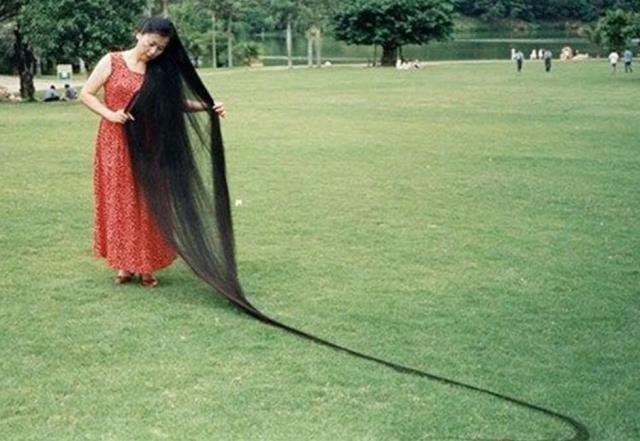 Çin'de saç uzunluğu 2.7 metre olan kadın internette viral oldu Çin'de saç uzunluğu 2.7 metre olan kadın internette viral oldu