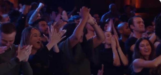 Dünyadaki tüm şovları unutun! Genç kadın dansıyla koca salonun ağzını açık bıraktı Dünyadaki tüm şovları unutun! Genç kadın dansıyla koca salonun ağzını açık bıraktı