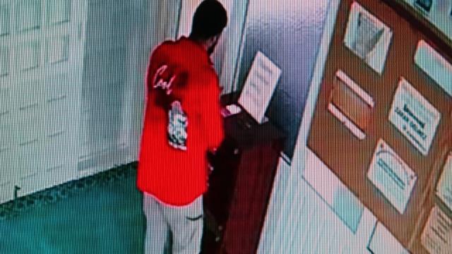 Sakızın bir de böyle özelliği varmış! Antalya'da hırsızın cami kasasından paraları çalma yöntemi hayrete düşürdü