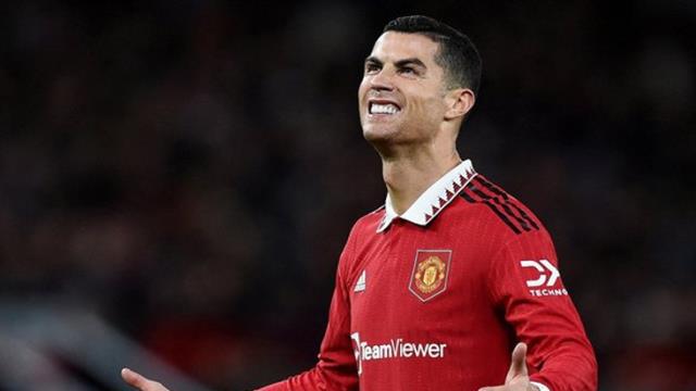 Başka bir futbolcu cesaret edemez! Ronaldo, serveti elinin tersiyle itti Başka bir futbolcu cesaret edemez! Ronaldo, serveti elinin tersiyle itti