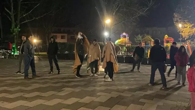 Düzce'deki depremden kaçarken kafasını merdivene çarpan kişi hayatını kaybetti Düzce'deki depremden kaçarken kafasını merdivene çarpan kişi hayatını kaybetti