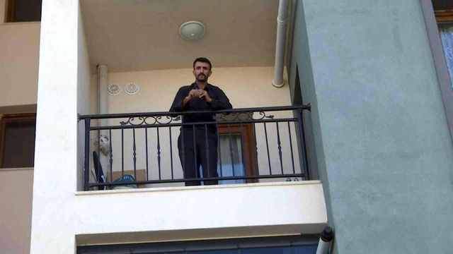 Evinde mahsur kalıp, vinçle balkondan alındı! İşe gidemeyince çıkışı verildi