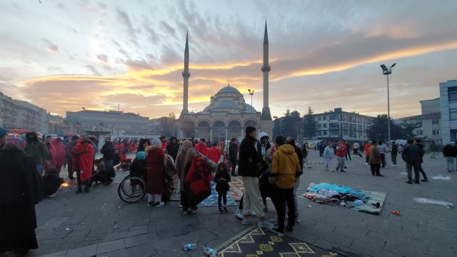 Fırsatçılar deprem de dinlemiyor! Vatandaşlar kendini sokağa atınca hemen harekete geçtiler Fırsatçılar deprem de dinlemiyor! Vatandaşlar kendini sokağa atınca hemen harekete geçtiler