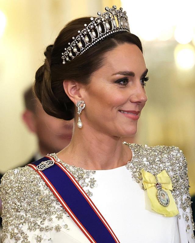 Galler Prensesi unvanıyla ilk davetine katılan Kate Middleton, göğsüne Kraliçe Elizabeth'in fotoğrafını taktı Galler Prensesi unvanıyla ilk davetine katılan Kate Middleton, göğsüne Kraliçe Elizabeth'in fotoğrafını taktı