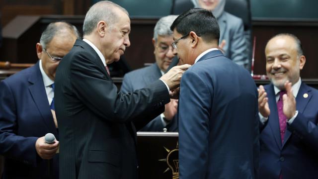 İYİ Partili Belediye Başkanı Kürşat Engin Özcan, AK Parti'ye katıldı! Rozetini Cumhurbaşkanı Erdoğan taktı