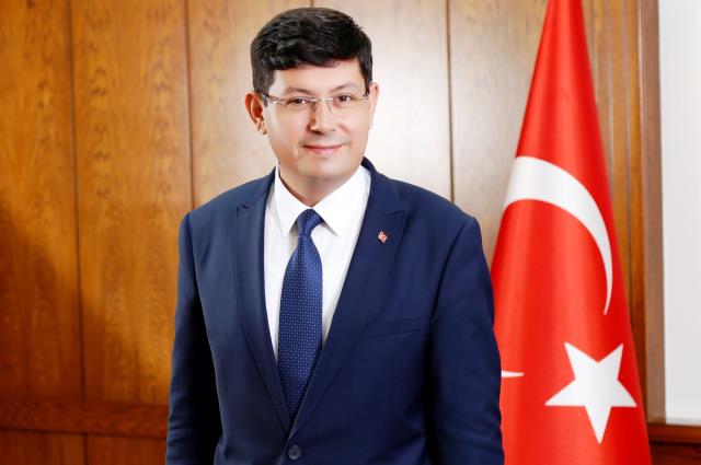 İYİ Partili Belediye Başkanı Kürşat Engin Özcan, AK Parti'ye katıldı! Rozetini Cumhurbaşkanı Erdoğan taktı