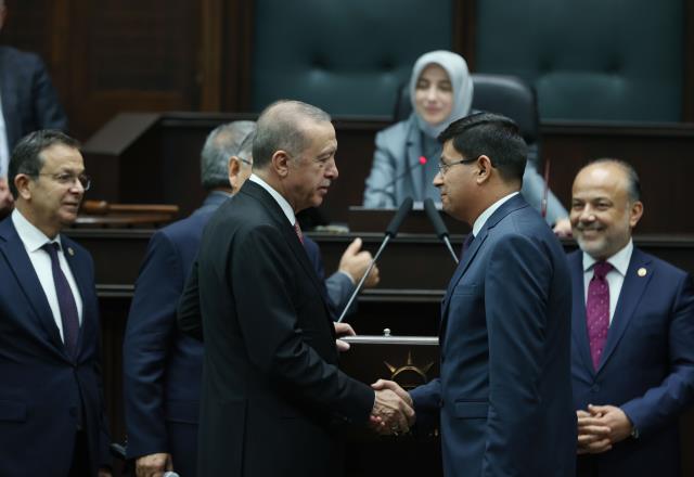 İYİ Partili Belediye Başkanı Kürşat Engin Özcan, AK Parti'ye katıldı! Rozetini Cumhurbaşkanı Erdoğan taktı