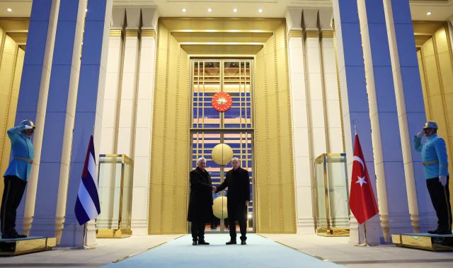 Son dakika: Küba Devlet Başkanı 27 yıl sonra Türkiye'de! İki ülke ticaret hacmini 200 milyon dolara çıkarıyor Son dakika: Küba Devlet Başkanı 27 yıl sonra Türkiye'de! İki ülke ticaret hacmini 200 milyon dolara çıkarıyor
