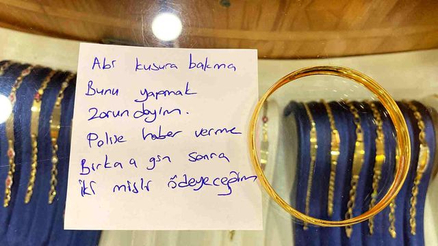 Böyle hırsızlık görülmedi, kuyumcuya not bırakıp bileziği çaldı