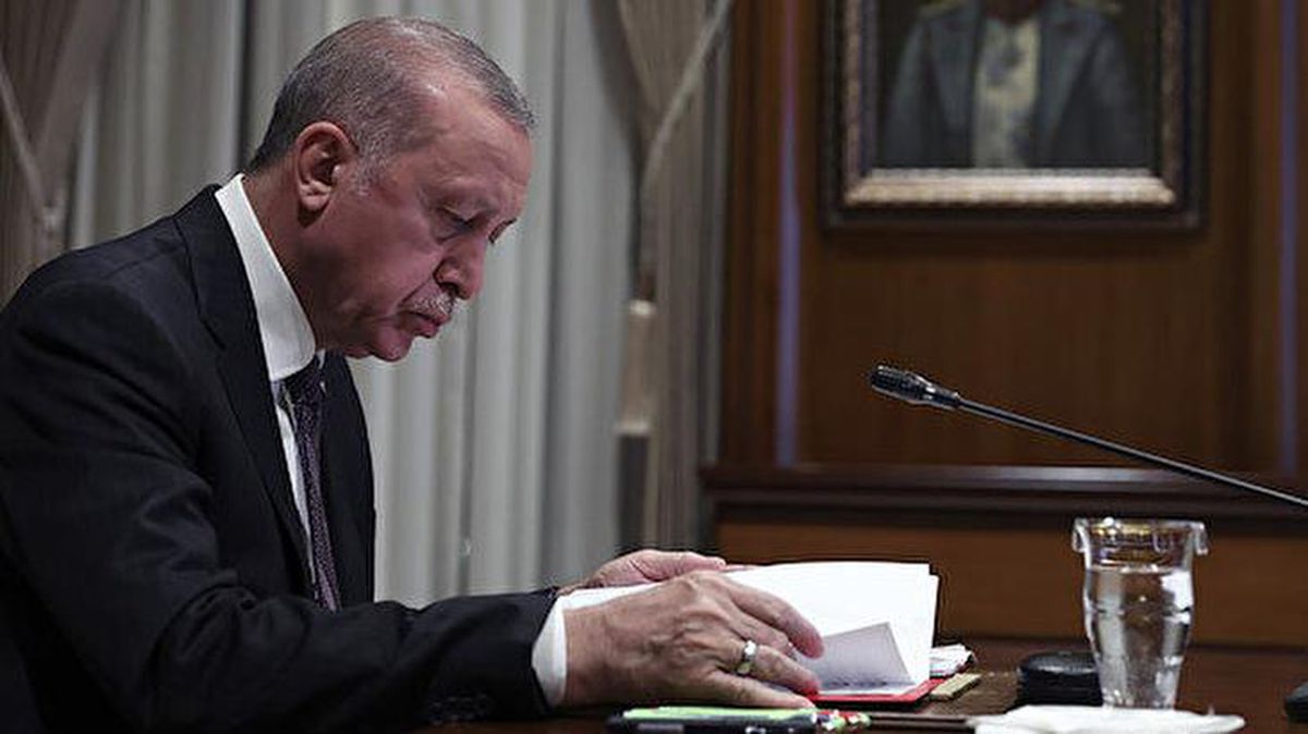 Cumhurbaşkanı Erdoğan'ın masasındaki son anket! Kendi oy oranıyla partisinin oy oranı arasında 10 puan var