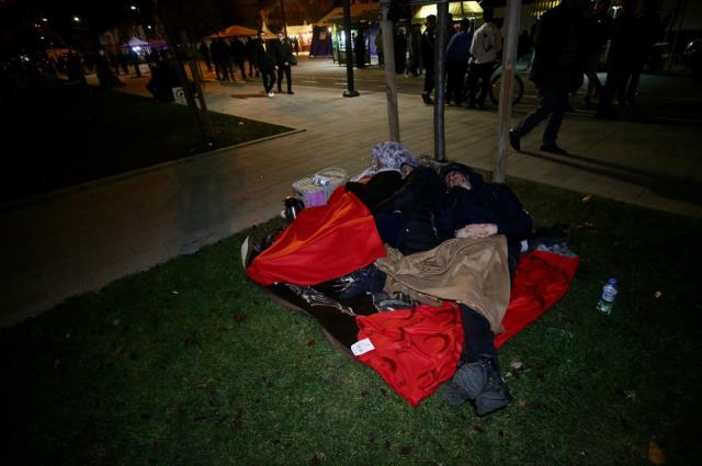 Düzce beşik gibi! Evlerine girmeye korkan vatandaşlar geceyi dışarıda geçirdi