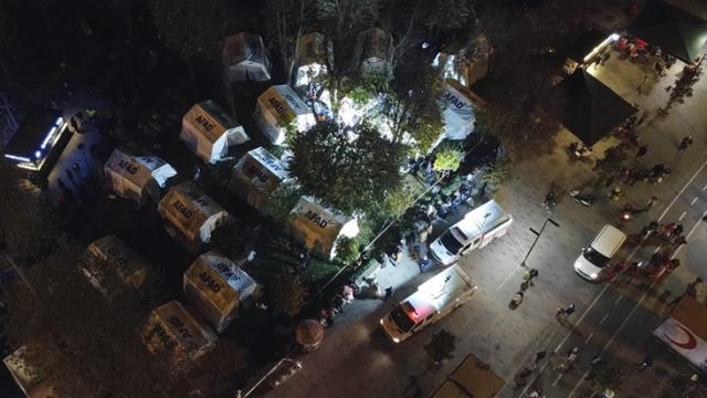 Düzce beşik gibi! Evlerine girmeye korkan vatandaşlar geceyi dışarıda geçirdi