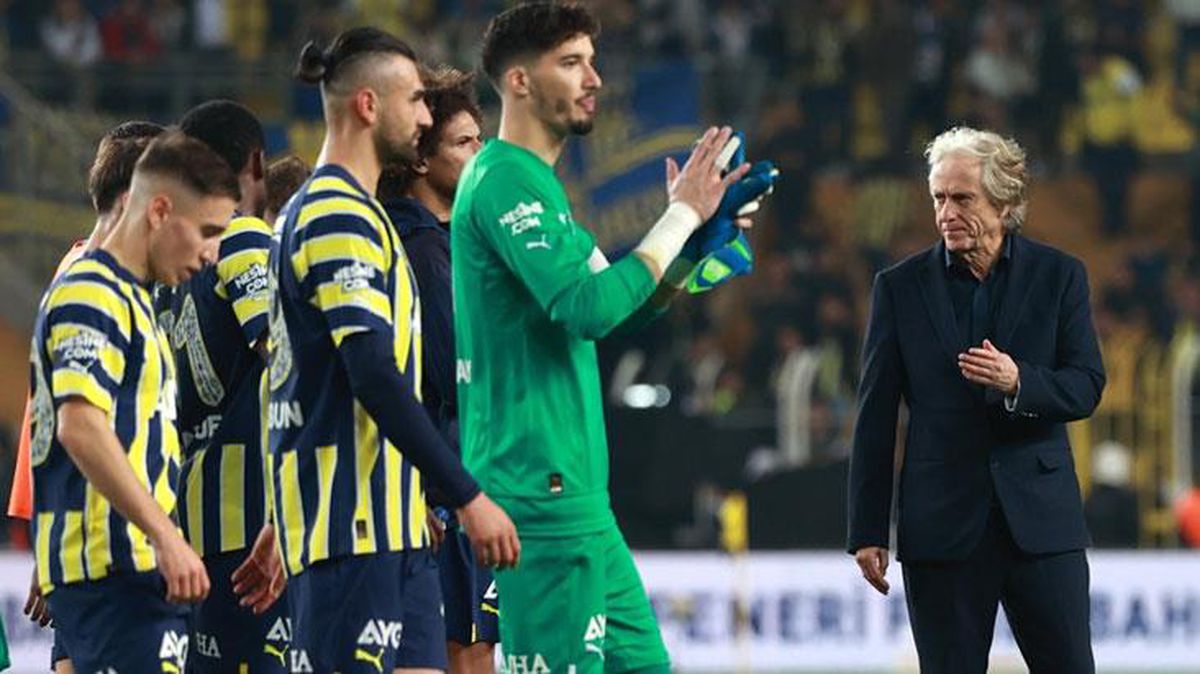 Fenerbahçe'den anlamlı hareket! Jorge Jesus ve futbolculardan 100 kız öğrenciye Cumhuriyet bursu