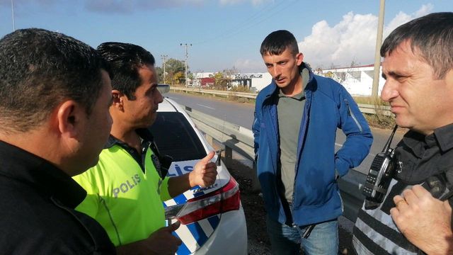 Otomobilinin camındaki filmle yakalandı, film gibi savunmayla pes dedirtti