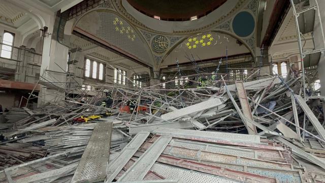 Batman'da cami inşaatının iskelesi çöktü! 2'si ağır 14 işçi yaralandı