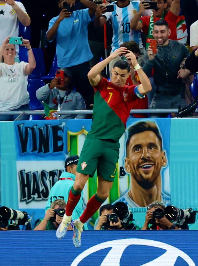 Bu kareden saniyeler sonra futbol tarihinin en ikonik fotoğraflarından biri çekildi! Messi çok üzülecek Bu kareden saniyeler sonra futbol tarihinin en ikonik fotoğraflarından biri çekildi! Messi çok üzülecek