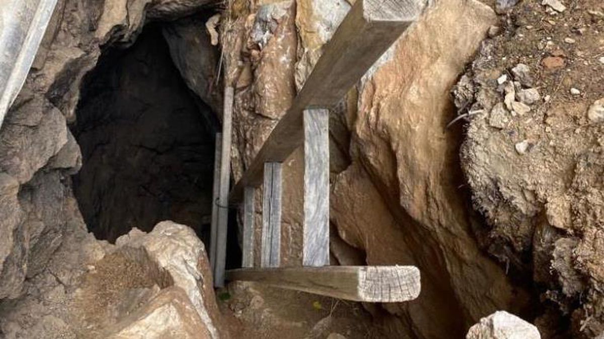 İhbar üzerine definecinin evine baskın yapan ekipler, gördükleri karşısında şaşıp kaldı