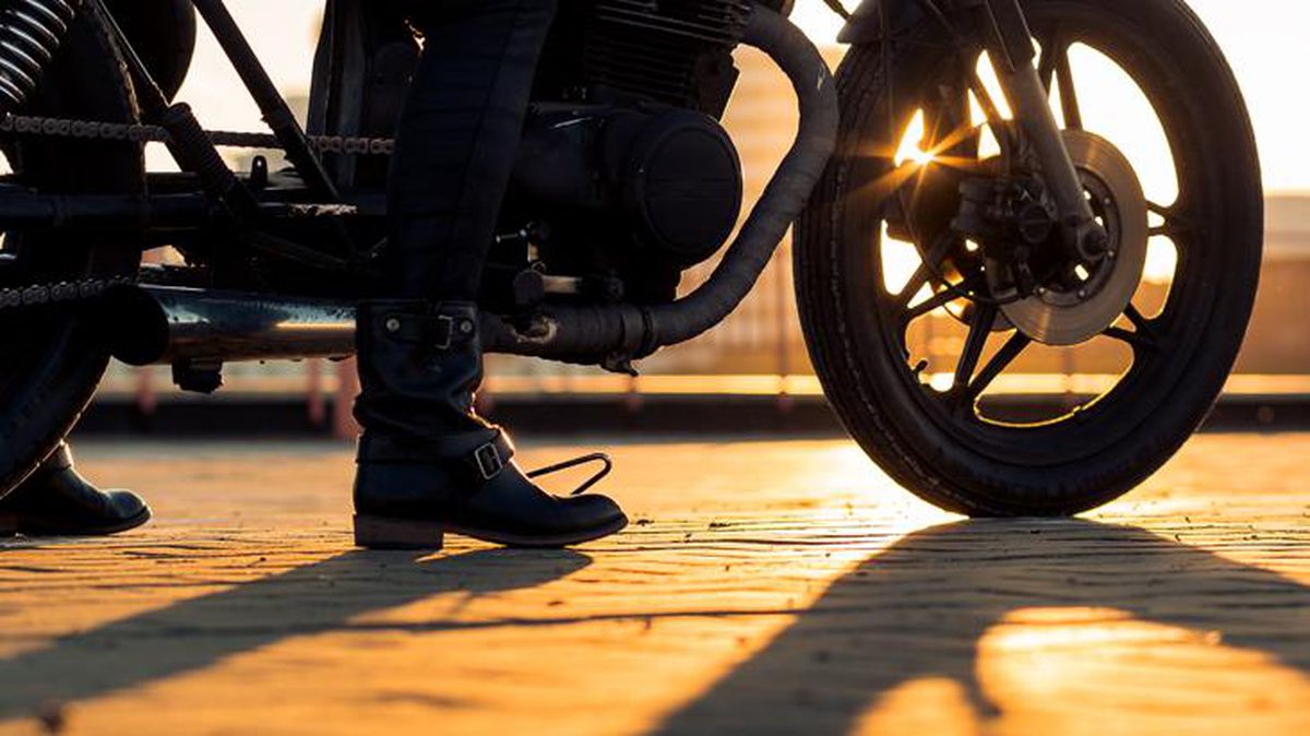 İşlek caddede çırılçıplak motosiklet süren kadın diğer sürücüleri hayrete düşürdü