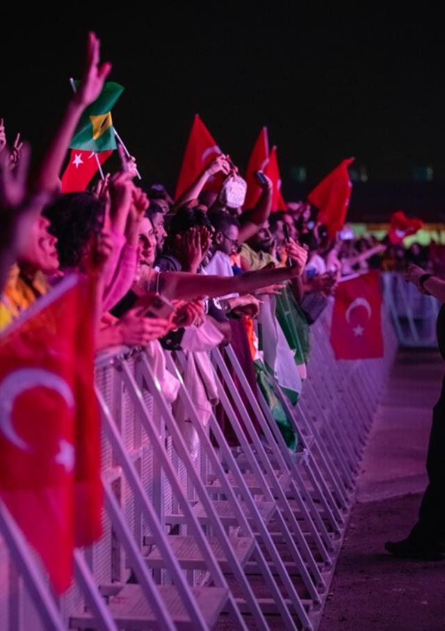 Zeynep Bastık, Dünya Kupası'na ev sahipliği yapan Katar'da konser verdi