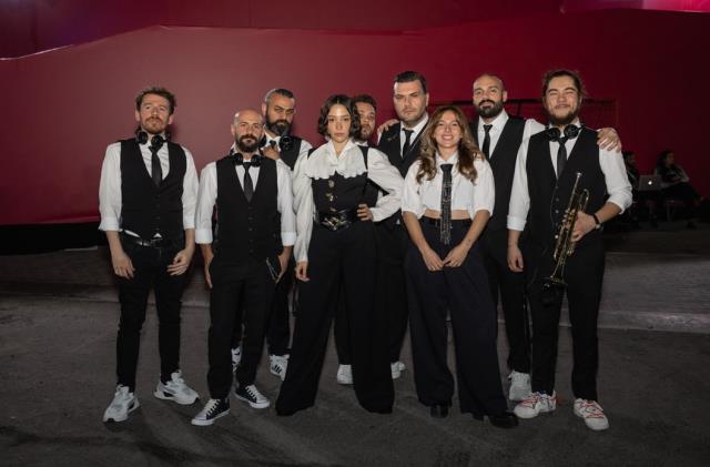 Zeynep Bastık, Dünya Kupası'na ev sahipliği yapan Katar'da konser verdi