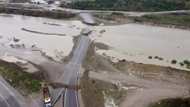 Sağanak yağış servis bölümünün yıkılmasına neden oldu