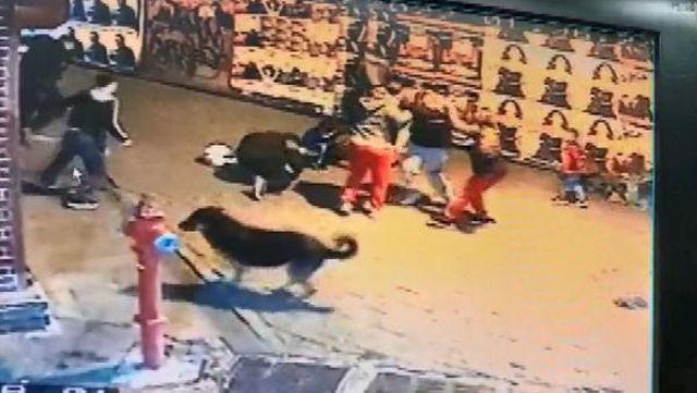 BEŞİKTAŞ'TA ÖNLERİNİ KESİP PARA İSTEDİKLERİ KİŞİLERE SALDIRIP BIÇAKLADILAR