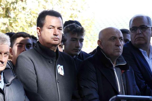 Fatih Terim'in annesi Nuriye Terim son yolculuğuna uğurlandı Fatih Terim'in annesi Nuriye Terim son yolculuğuna uğurlandı