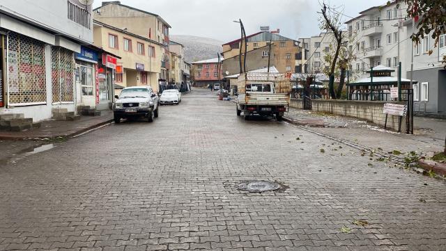 Her yıl metrelerce karla mücadele eden Bingöllüler kar bekliyor