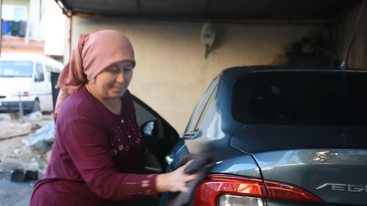 Karacasu'da 2 Yıl Önce Vefat Eden Oto Yıkamacı Eşinin Mesleğini Sürdüren Ayşe Karcılı: 'Görenler Önce Şaşırıyor, Sonra 'Sen Yıka' Diyorlar'