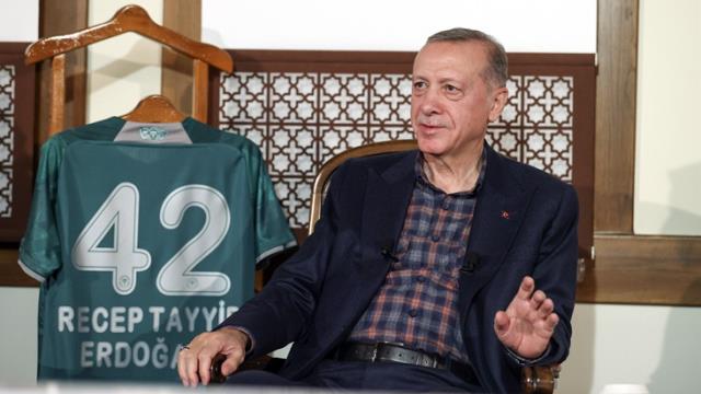 Gencin sorduğu seçim gecesi sorusuna Erdoğan'dan esprili 'balkon' yanıtı! Salon kahkahaya boğuldu