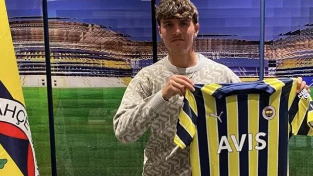 Ortaya çıkan paylaşım başını yaktı! Fenerbahçe, dün sözleşme imzaladığı futbolcuyu bugün apar topar gönderiyor