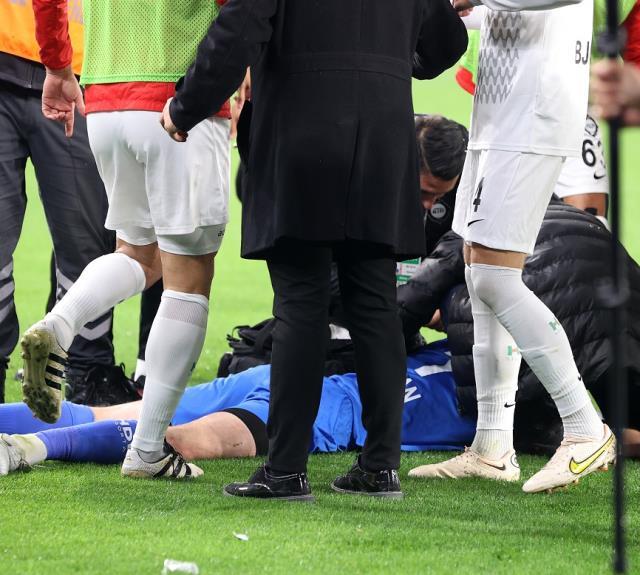 Son Dakika: Türk futbolunun utanç günü! Derbide sahaya giren taraftar, Altay kalecisine korner direğiyle saldırdı