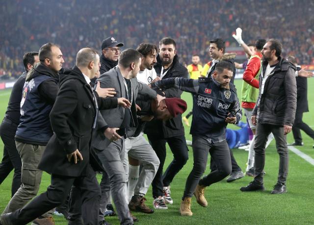 Son Dakika: Türk futbolunun utanç günü! Derbide sahaya giren taraftar, Altay kalecisine korner direğiyle saldırdı