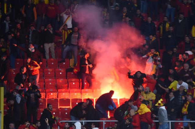 Ambulansın aranmamasıyla sıyrıldılar! Göztepe-Altay derbisinde fişeklerin stada sokulduğu görüntüler ortaya çıktı