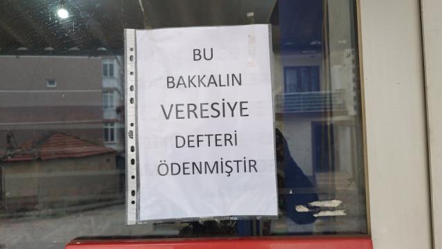 Bakkala borç ödemeye giren mahalleli, camda asılı notla birlikte büyük sevinç yaşadı