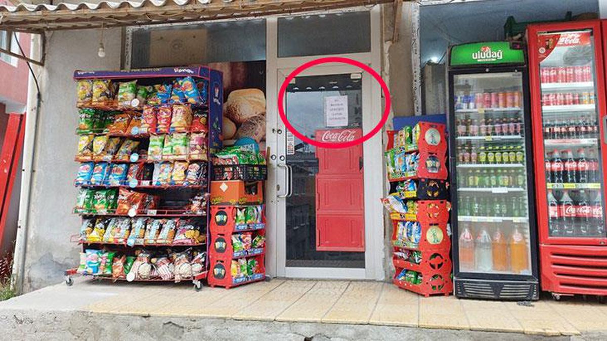 Bakkala borç ödemeye giden mahalleli, camda asılı notla birlikte büyük sevinç yaşadı