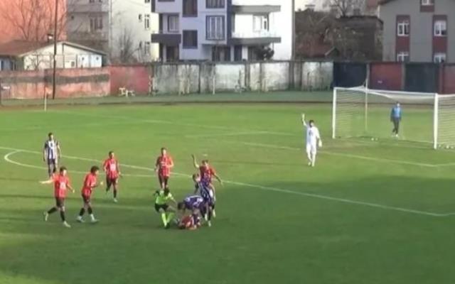 Bartın'daki maçta yürekler ağza geldi! Dili boğazına kaçan futbolcuyu hakem hayata tutundurdu