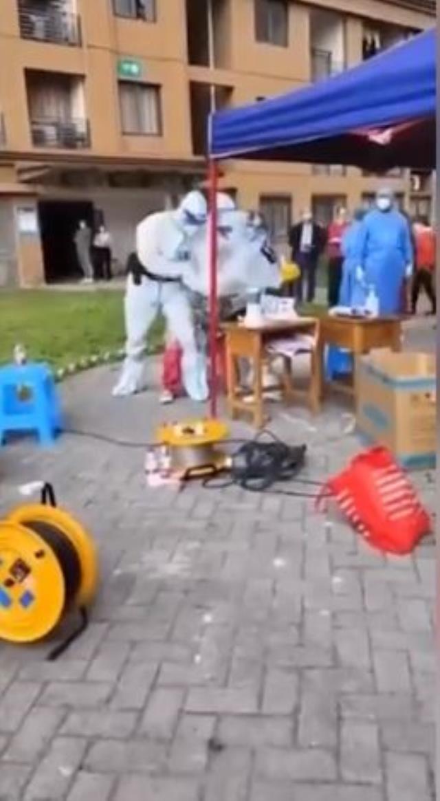 Çin'de dünyayı buz kestiren görüntüler! Kadına zorla anal korona testi yaptılar Çin'de dünyayı buz kestiren görüntüler! Kadına zorla anal korona testi yaptılar