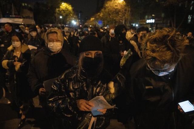 Çin'de Kovid-19 tedbirleri yeniden getirildi! Ülke genelinde protestolar başladı
