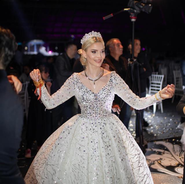 İsmail Balaban ve İlayda Şeker bir düğün de Antalya'da yaptı İsmail Balaban ve İlayda Şeker bir düğün de Antalya'da yaptı