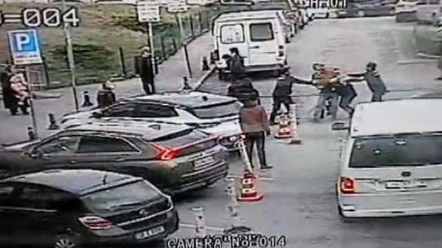 Tek suçu otoparkı göstermek! Uyarıya sinirlenen hasta yakını güvenlik görevlisine saldırdı Tek suçu otoparkı göstermek! Uyarıya sinirlenen hasta yakını güvenlik görevlisine saldırdı
