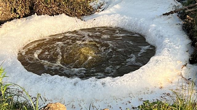 Düzce'de 5.9 büyüklüğündeki depremden sonra artezyen su kuyusu yanmaya başladı