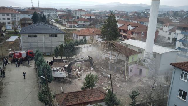 Düzce'de depremde hasar gören caminin yıkımında duygu dolu anlar yaşandı: Evim gibiydi Düzce'de depremde hasar gören caminin yıkımında duygu dolu anlar yaşandı: Evim gibiydi