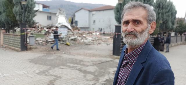 Düzce'de depremde hasar gören caminin yıkımında duygu dolu anlar yaşandı: Evim gibiydi Düzce'de depremde hasar gören caminin yıkımında duygu dolu anlar yaşandı: Evim gibiydi