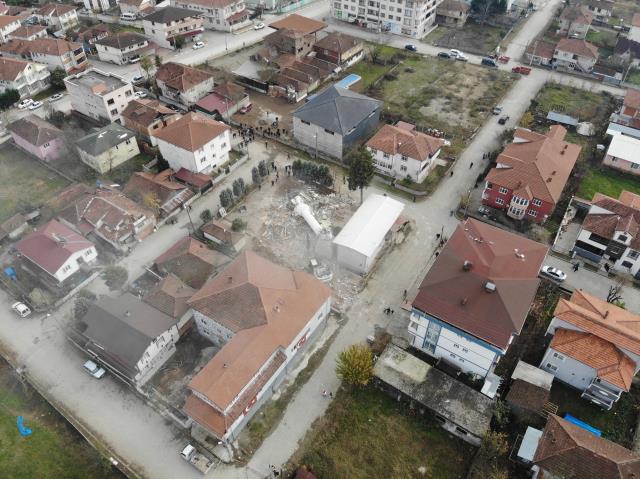Düzce'de depremde hasar gören caminin yıkımında duygu dolu anlar yaşandı: Evim gibiydi Düzce'de depremde hasar gören caminin yıkımında duygu dolu anlar yaşandı: Evim gibiydi