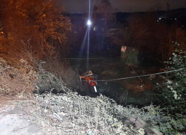 Ağaçlık alana uçan araçta yangın çıktı: 1'i polis, 2 kişi hayatını kaybetti Ağaçlık alana uçan araçta yangın çıktı: 1'i polis, 2 kişi hayatını kaybetti