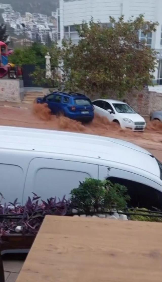 Kaş'ta caddeler suyla doldu, araçlar trafikte ilerlemekte güçlük çekti Kaş'ta caddeler suyla doldu, araçlar trafikte ilerlemekte güçlük çekti